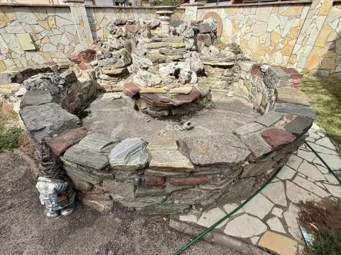 Dekorativna kamena fontana u dvorištu kuće. - image 29