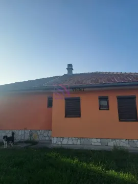 Pogled na zadnju stranu kuće sa fasadom narandžaste boje i popločanim krovom. - image 7