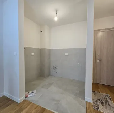 Nenamešten dio za kuhinju sa sivim pločicama na zidu i podu. - image 3