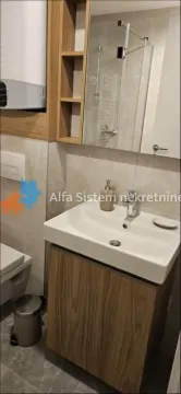 Manje kupatilo sa umivaonikom, ogledalom, ormarićem i tuš kabinom. - image 4