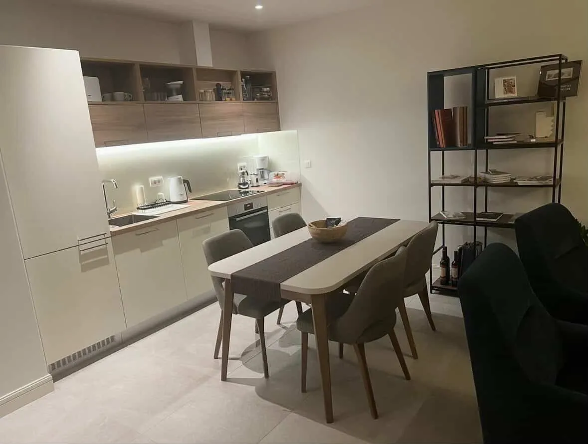 Izdavanje, jednosoban stan, 83m², Luštica Bay, Tivat