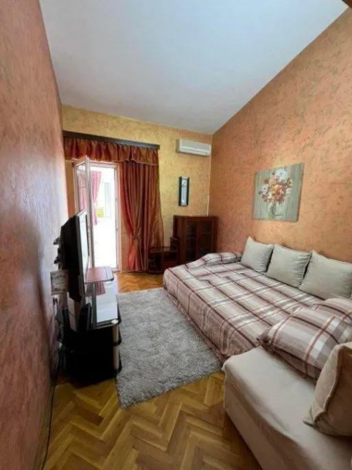 Izdavanje, dvosoban stan, 75m², Centar, Bar