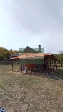 Pogled na spoljašnjost kuće sa natkrivenom terasom i dvorištem. - image 6