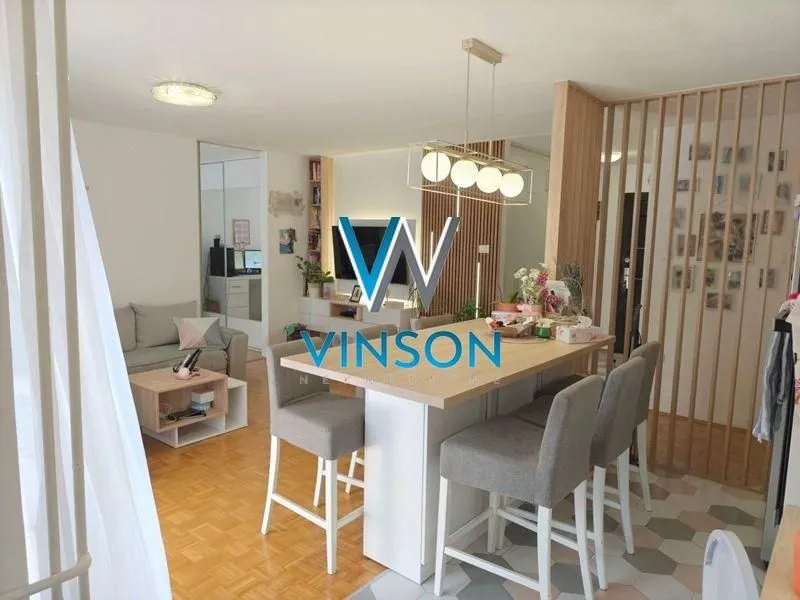 Dnevna soba sa trpezarijom i šankom.