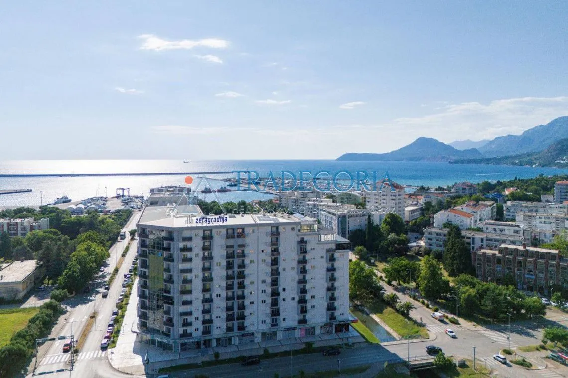 Pogled iz vazduha na stambenu zgradu sa okolinom i pogledom na more.