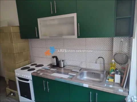 Manja kuhinja sa zelenim elementima i šporetom. - image 3