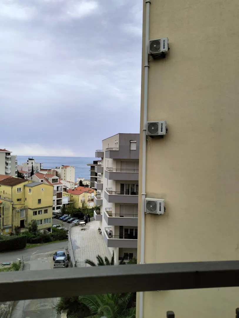 Pogled na more i okolne zgrade sa terase.