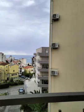 Pogled na more i okolne zgrade sa terase. - image 6