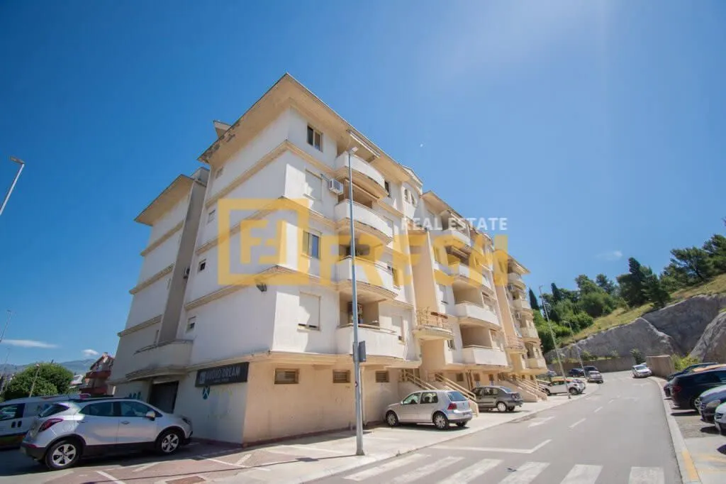 Izdavanje, dvosoban stan, 94m², Centar, Podgorica