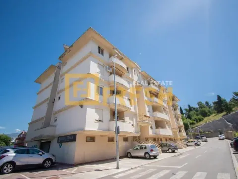 Izdavanje, dvosoban stan, 94m², Centar, Podgorica