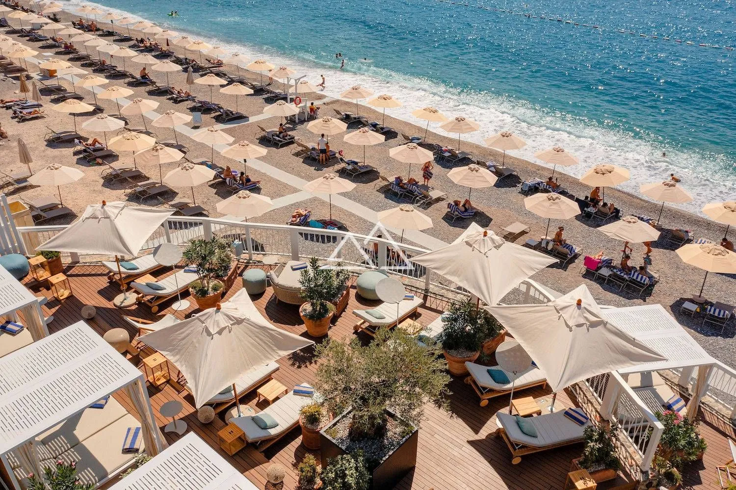 Pogled sa terase na plažu i more.