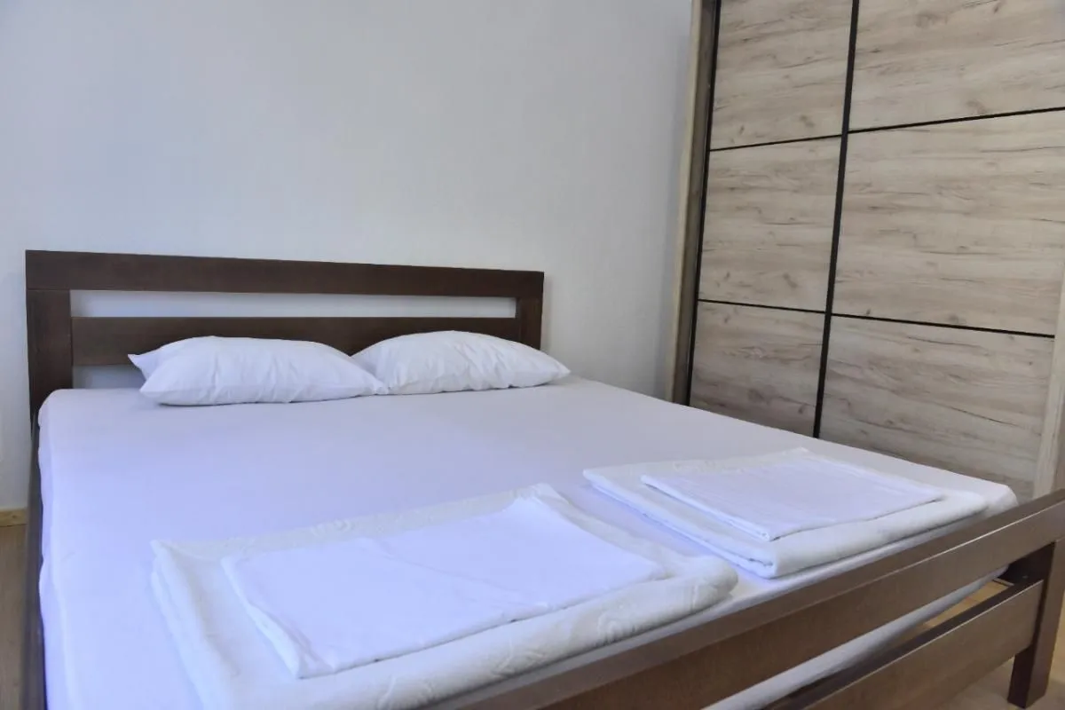 Izdavanje, četvorosoban stan, 218m², Kotor, Crna Gora