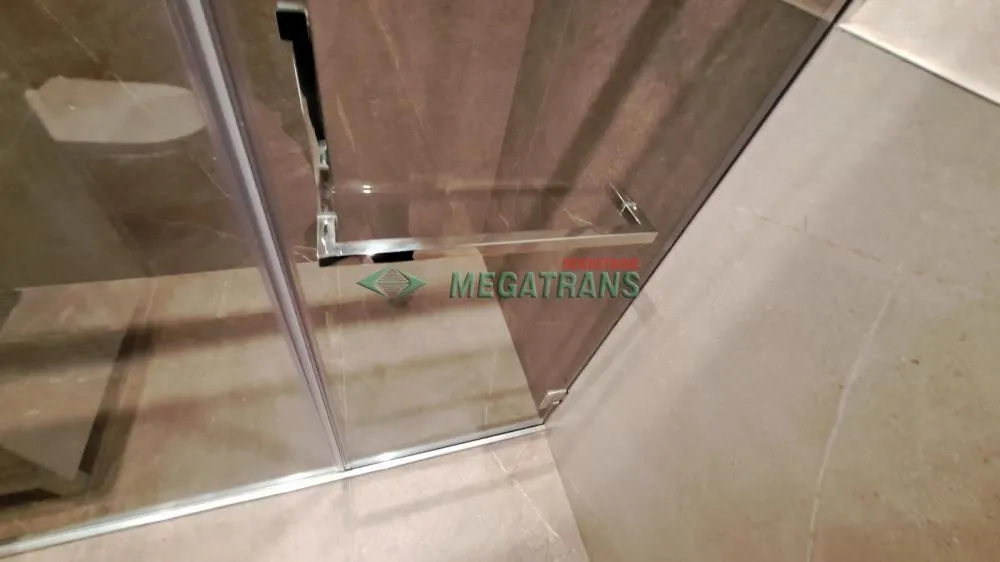 Detalj tuš kabine u moderno opremljenom kupatilu.