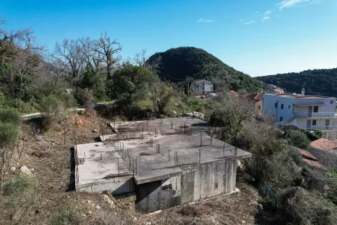 Betonska ploča i temelji objekta u izgradnji okruženi prirodom. - image 5