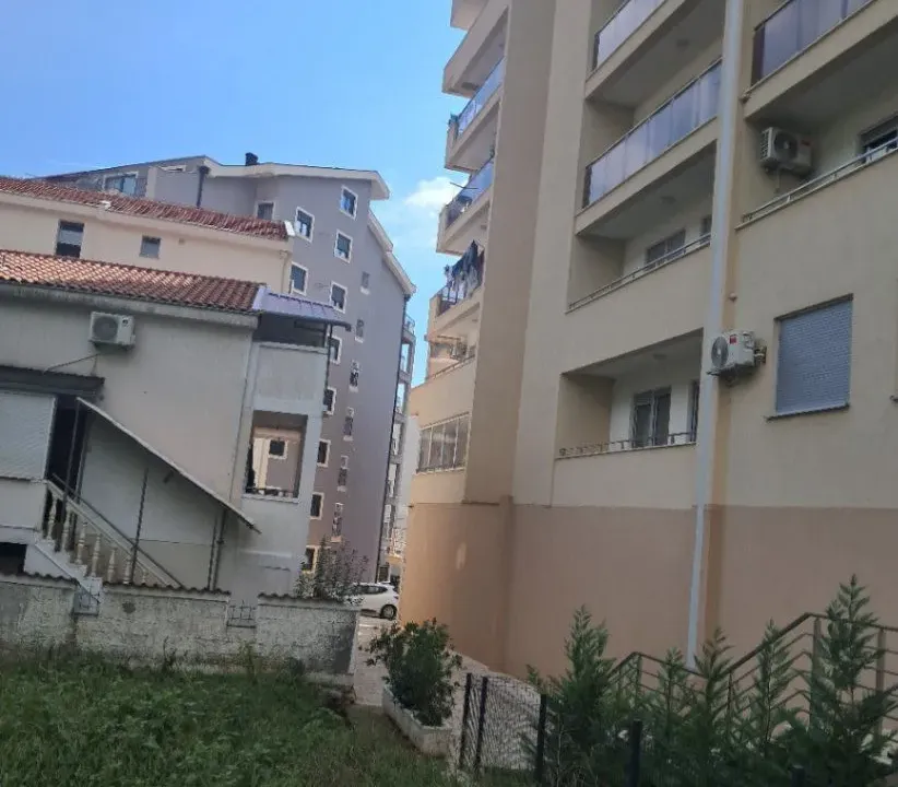 Izdavanje, dvosoban stan, 40m², Podkošljun, Budva