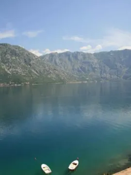 Prelijep pogled na zaliv i planine sa čamcima u vodi. - image 12