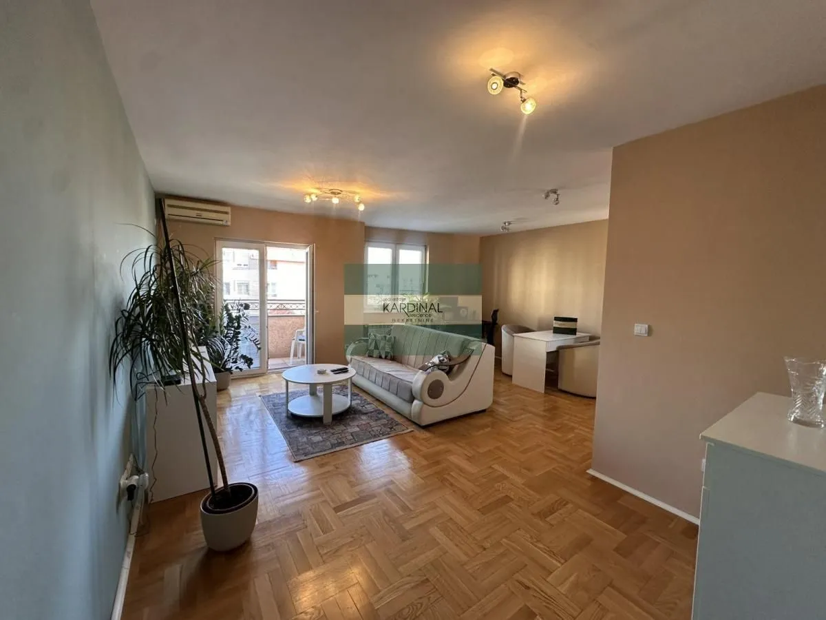 Izdavanje, dvosoban stan, 71m², Centar, Kragujevac