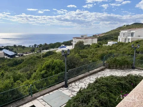 Pogled na more i okolno zelenilo sa terase. - image 17