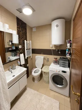 Kompaktno kupatilo sa umivaonikom, WC šoljom, mašinom za veš i bojlerom. - image 13