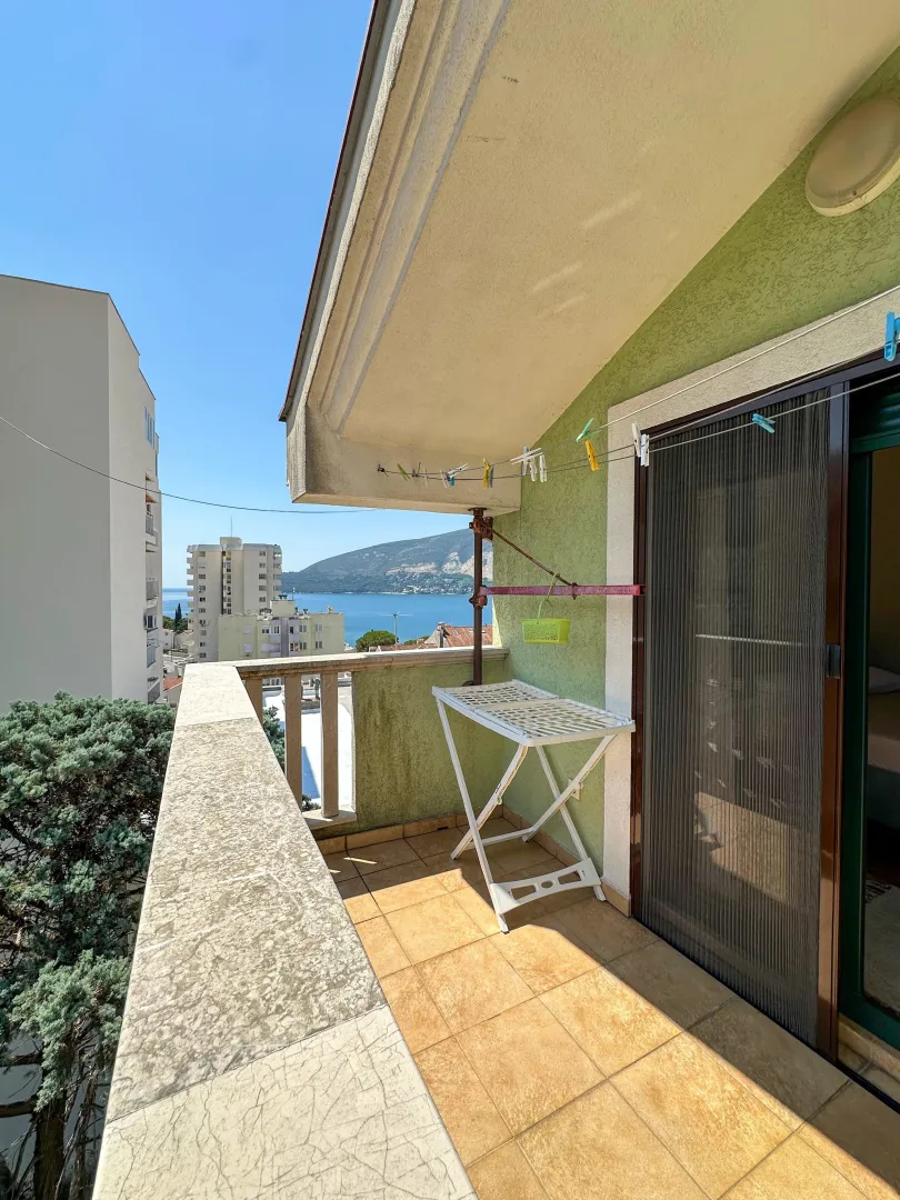 Natkriveni balkon sa pogledom na more i sušačem za veš.
