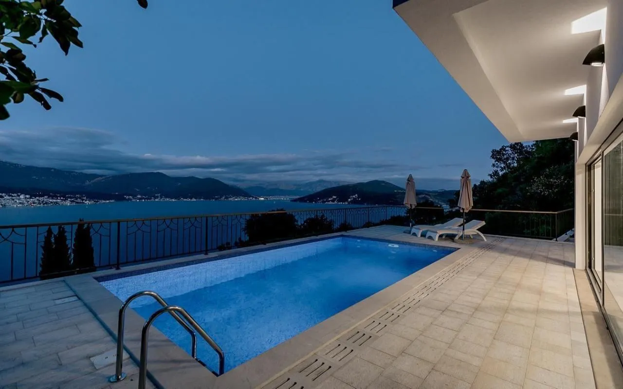 Prodaja, četvorosoban stan, 236m², Njivice, Herceg Novi