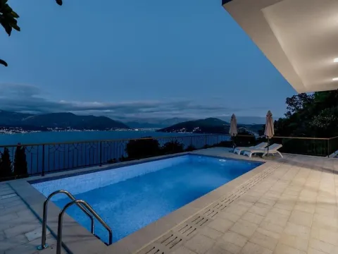 Prodaja, četvorosoban stan, 236m², Njivice, Herceg Novi - image 9