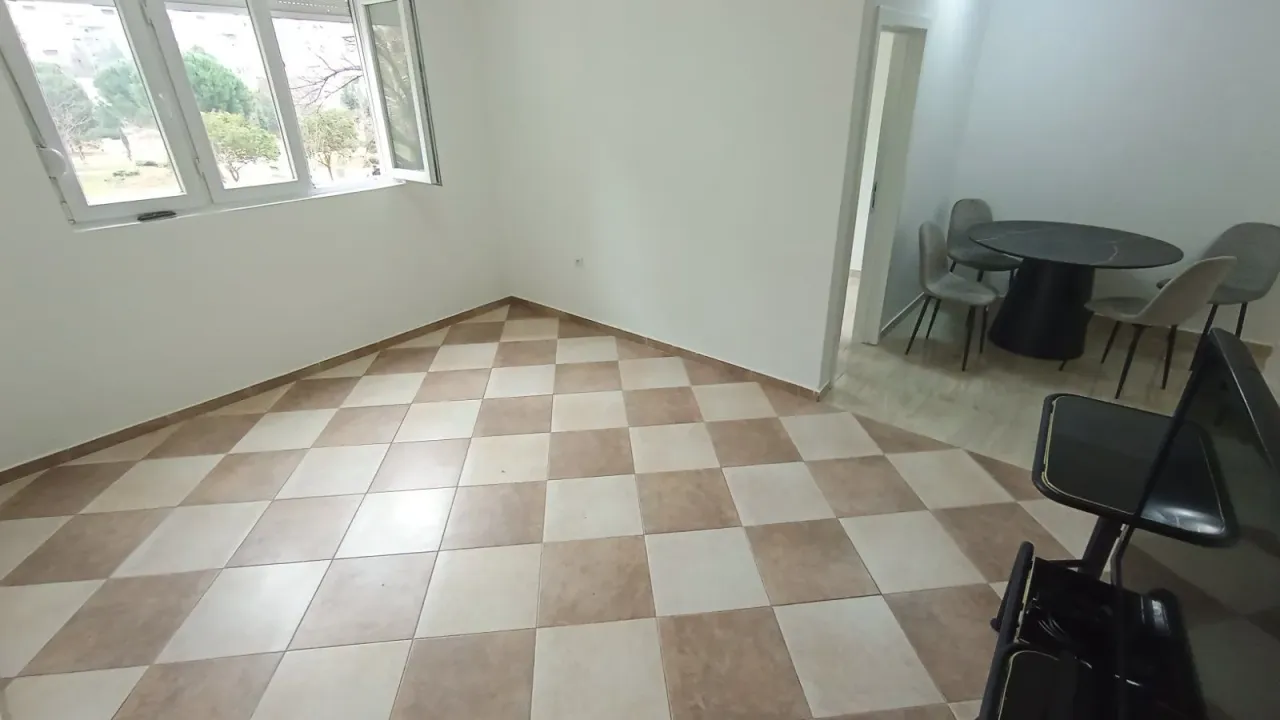 Izdavanje, dvosoban stan, 65m², Blok 5, Podgorica