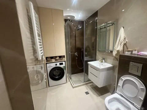 Moderno opremljeno kupatilo sa tuš kabinom, umivaonikom i veš mašinom. - image 5