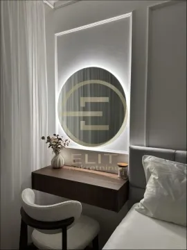 Detalj spavaće sobe sa krevetom, stolom i ogledalom sa pozadinskim osvetljenjem. - image 13