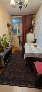 Trpezarija sa stolom, stolicama i tepihom. - image 7