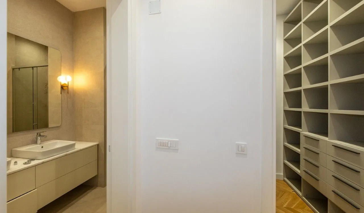 Izdavanje, trosoban stan, 205m², Gorica C, Podgorica