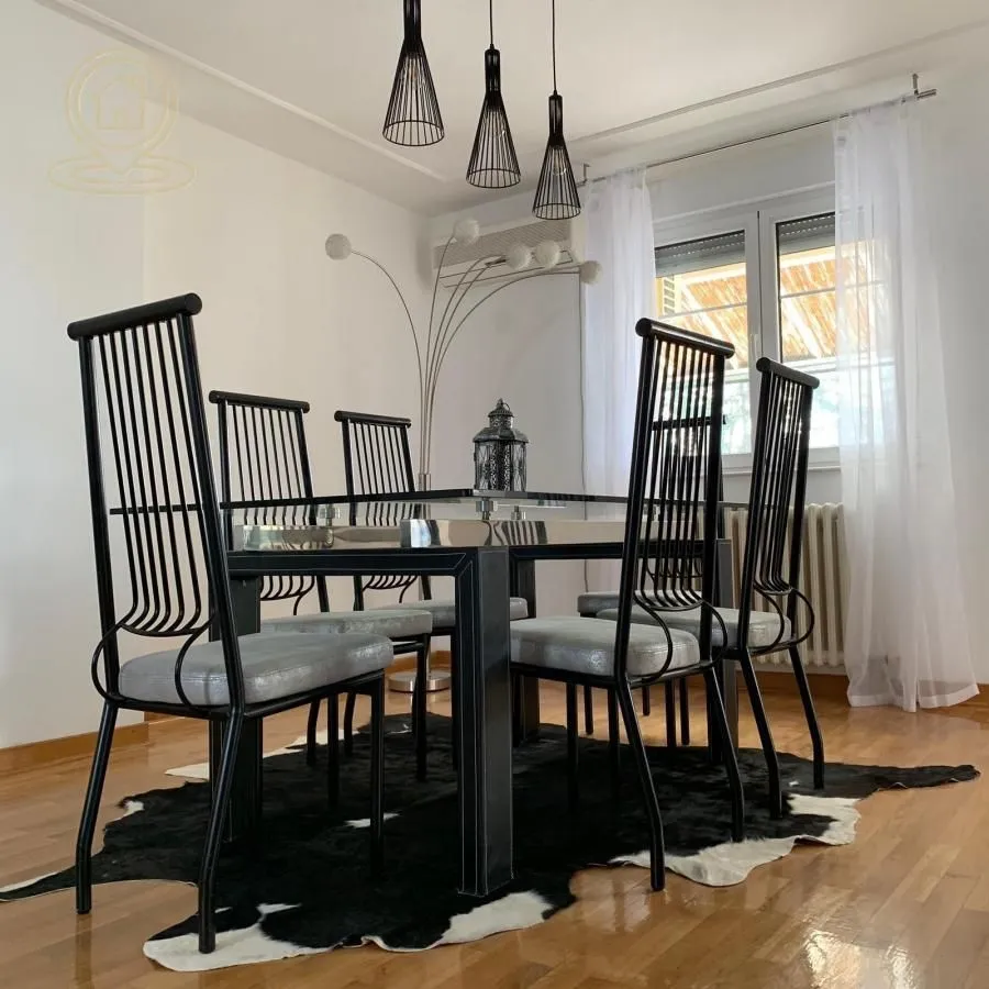 Izdavanje, četvorosoban stan, 135m², Savski Venac, Beograd