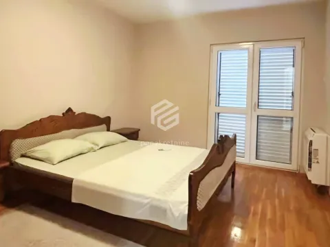 Izdavanje, kuća, 220m², Konik, Podgorica - image 12