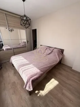 Spavaća soba sa bračnim krevetom i ugradnim ormarom sa ogledalom. - image 7