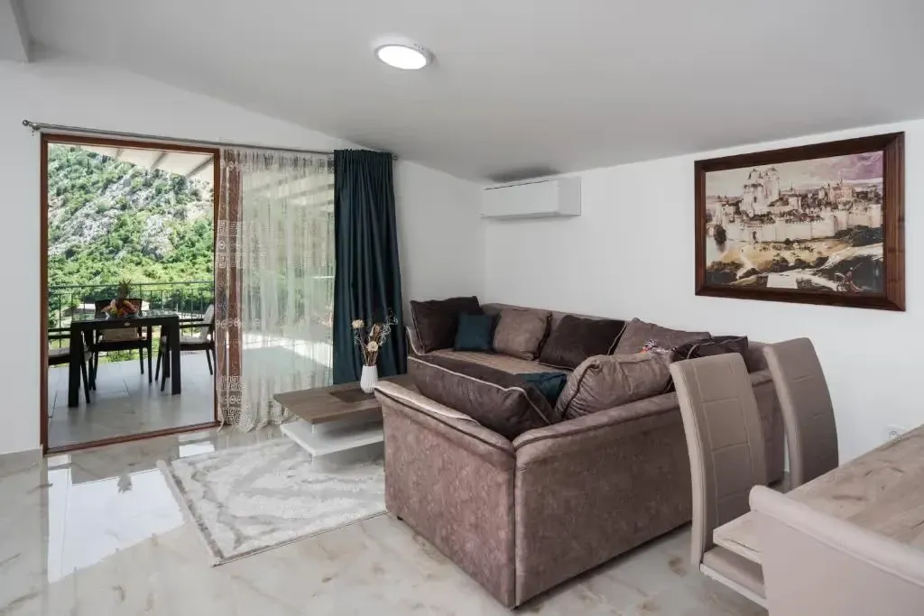 Rent, apartment, 94m², Kotor, Crna Gora