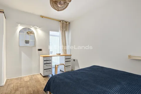Spavaća soba sa krevetom, radnim stolom i ogledalom. - image 10