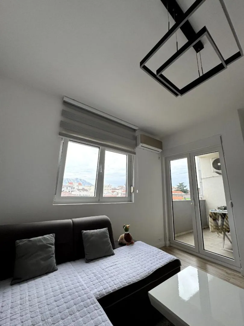 Izdavanje, jednosoban stan, 47m², Budva, Crna Gora