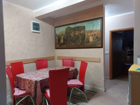 Trpezarija sa stolom i crvenim stolicama. - image 7