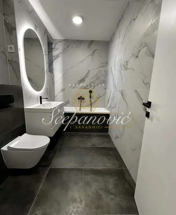 Prodaja, četvorosoban stan, 110m², Centar, Novi Sad