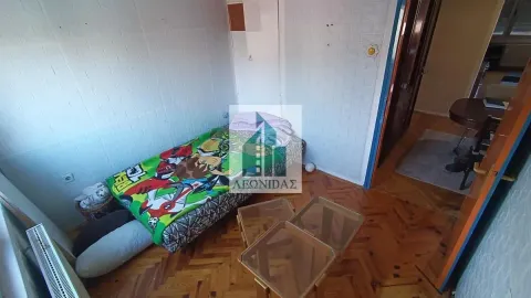 Manja spavaća soba sa krevetom i drvenim podom. - image 9