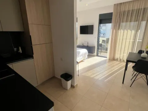 Izdavanje, garsonjera, 36m², Soho City, Bar - image 3