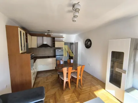 Kuhinja sa trpezarijom i drvenim podom. - image 3