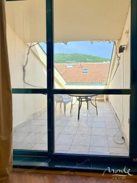 Pogled kroz balkonska vrata na terasu sa garniturom za sjedenje. - image 5