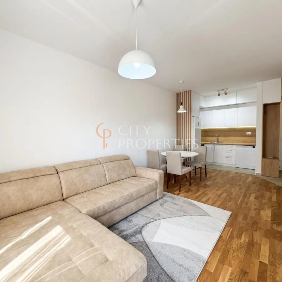 Dnevna soba sa garniturom i trpezarijom u sklopu otvorenog prostora.