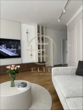 Moderan dnevni boravak sa garniturom, televizorom i dekorativnim elementima. - image 11