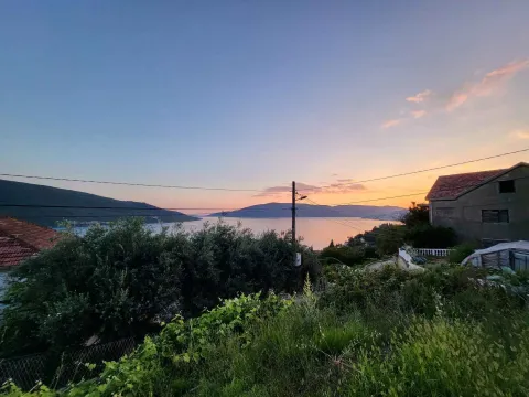 Pogled na zaliv i planine u sumrak sa okolinom kuće. - image 6