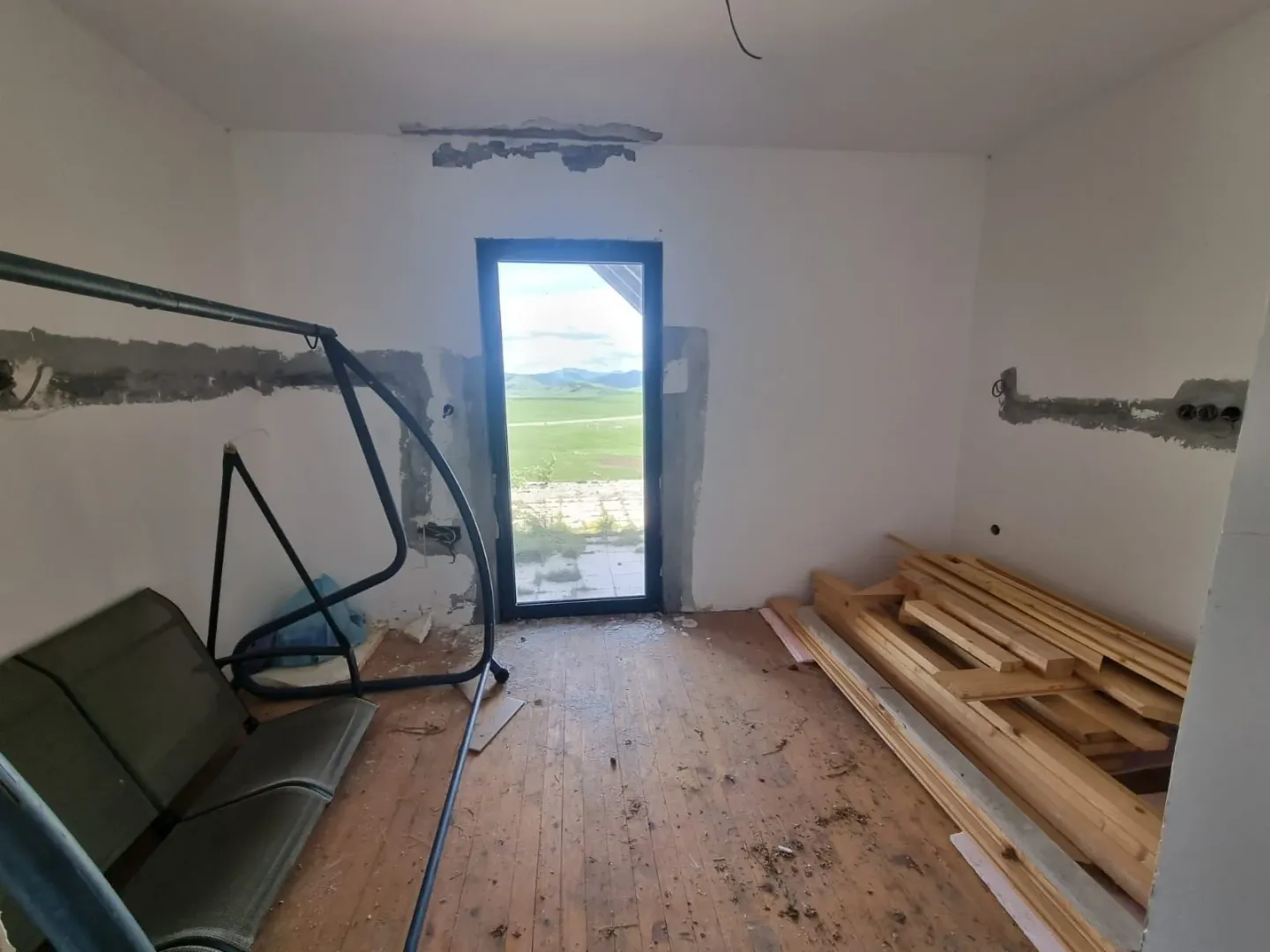Nedovršena soba u izgradnji sa građevinskim materijalom.