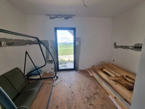 Nedovršena soba u izgradnji sa građevinskim materijalom. - image 7