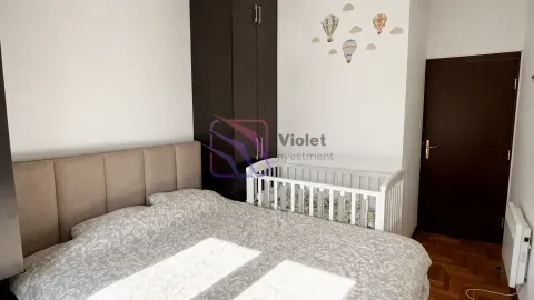 Spavaća soba sa bračnim krevetom i dječijim krevetcem. - image 9