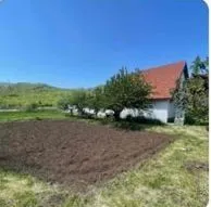 Mala seoska kuća sa obradivim zemljištem i dvorištem. - image 2